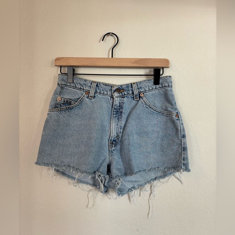 Vintage Levi’s 950 Relaxed Fit Raw Hem Shorts Light Wash size 28